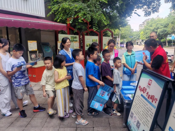 600浙江丽水莲都星湖社区开展反邪教系列宣传活动 图片1_副本.jpg